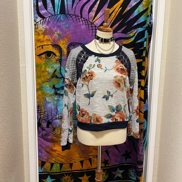 🌈 Beautiful patchwork quilt lace sweater - Picture 3 of 12